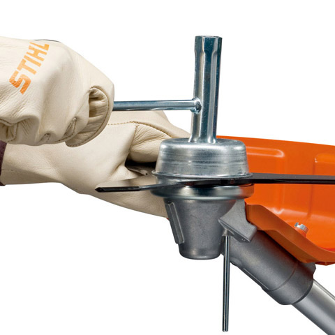 Wyjątkowo prosta wymiana narzędzia Blokada tarczy ochronnej w kosie spalinowej STIHL FS 490 C-EM