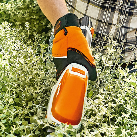 Precyzyjne wykonywanie pracy Wyważony uchwyt nożyc akumulatorowych STIHL HSA 26