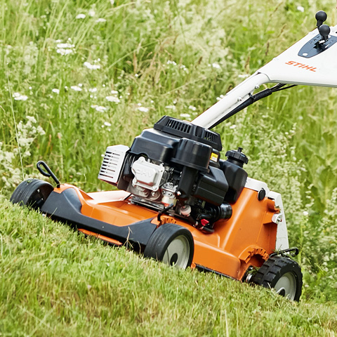 Dłuższa praca bez potrzeby opróżniania kosza Funkcja mulczowania trawy na wyposażeniu kosiarki spalinowej STIHL RM 655 YS