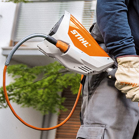 Akumulatorowy KombiMotor STIHL KMA 130 R z gniazdem dla przewodu zasilającego