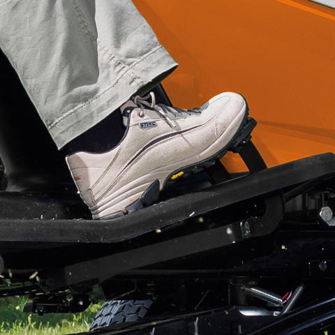 Wygodna zmiana kierunku jazdy Jednopedałowy napęd traktora ogrodowego STIHL RT 6127 ZL