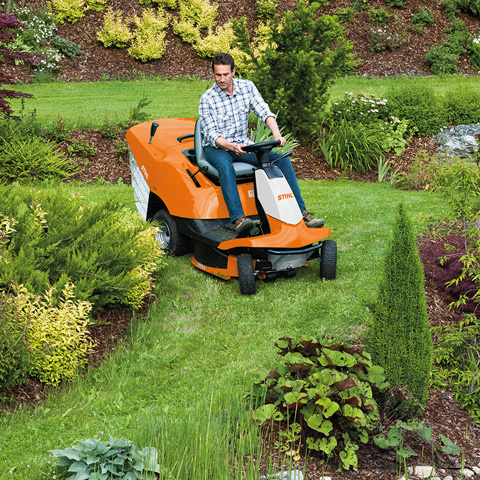 Precyzyjne manewrowanie urządzeniem Jazda traktorem ogrodowym STIHL 4082 w wąskich przejściach