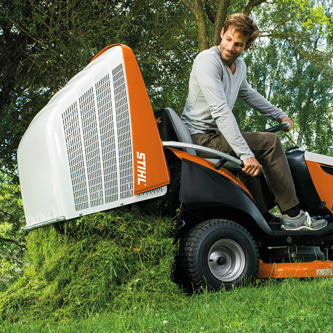 Bardzo łatwe opróżnianie kosza Pojemny kosz na trawę traktora ogrodowego STIHL RT 5112 Z