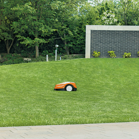 Robot koszący bez problemu radzi sobie nawet z dużym nachyleniem Innowacyjny napęd robota koszącego STIHL RMI 422 PC