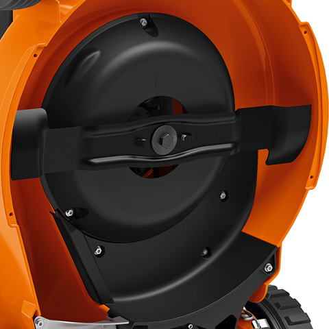 Optymalne ścinanie i wypełnianie kosza trawą Specjalny nóż łopatkowy kosiarki spalinowej STIHL RM 655 VS