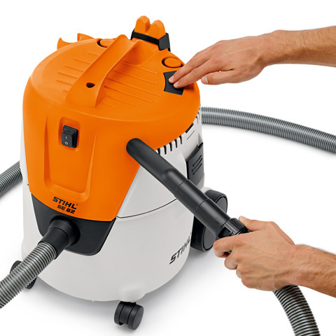 Automatyczne czyszczenie filtra Przycisk do czyszczenia filtra w odkurzaczu warsztatowym STIHL SE 62