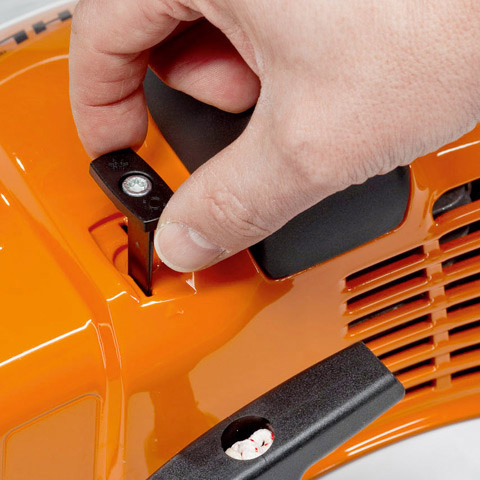 Zapobieganie oblodzeniu filtra powietrza i gaźnika Przełącznik trybu zima w kosie spalinowej STIHL FS 410 C-EM
