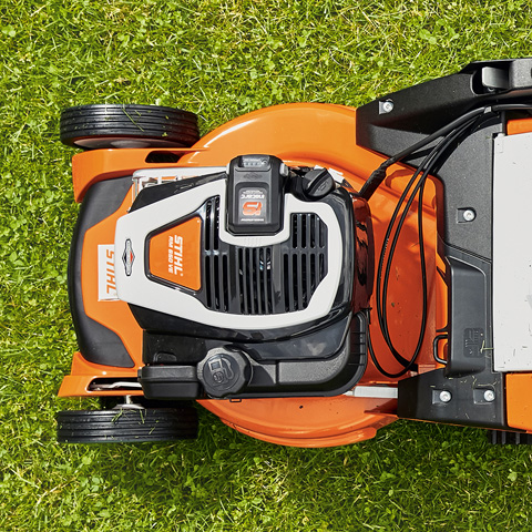 Zapłon kosiarki po naciśnięciu przycisku Wygodny rozrusznik elektryczny w kosiarce spalinowej STIHL RM 650 VE