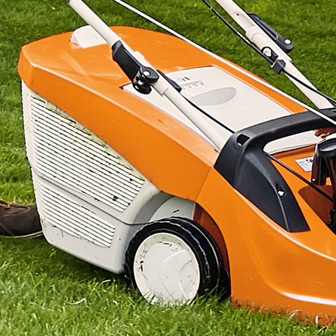 Proste otwieranie i opróżnianie kosza Wytrzymały kosz ze wskaźnikiem zapełnienia w kosiarce spalinowej STIHL RM 655 VS