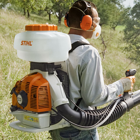 Odpowiedni rozkład ciężaru dzięki systemu nośnemu Komfortowy system nośny opryskiwacza spalinowego STIHL SR 450