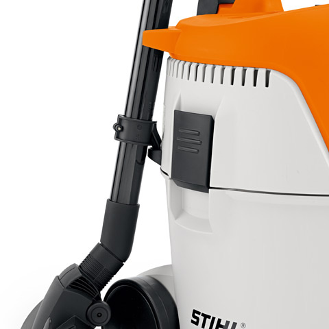 Wygodne przechowywanie lancy Uchwyt na lance w odkurzaczu warsztatowym STIHL SE 62