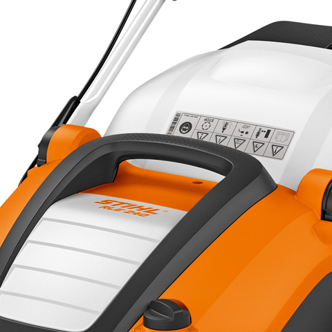 Uchwyt transportowy umożliwia łatwe przenoszenie wertykulatora Zintegrowany z obudową uchwyt transportowy wertykulatora spalinowego STIHL RL 540