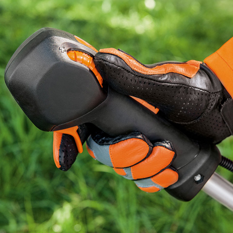 Bezpieczna obsługa urządzenia Komfortowy uchwyt wielofunkcyjny w kosie spalinowej STIHL FS 410 C-EM