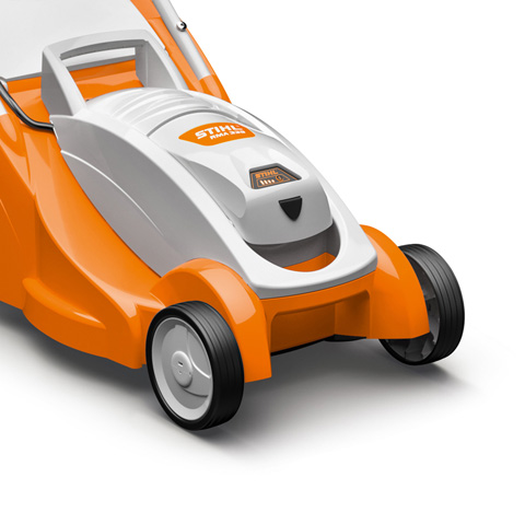 Łatwy załadunek i przenoszenie urządzenia Zintegrowane z obudową uchwyty transportowe kosiarki akumulatorowej STIHL RMA 339 C