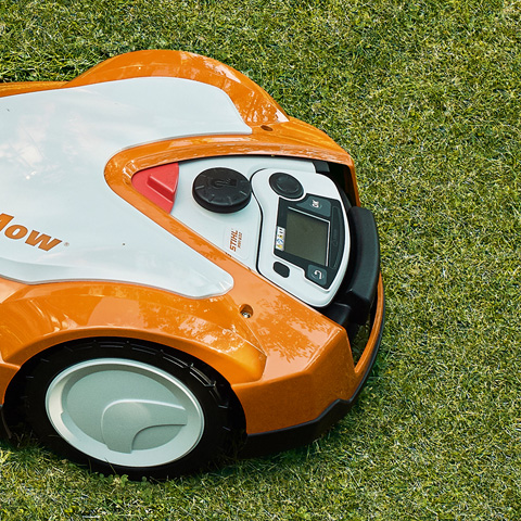 Wysoki kontrast i intensywność wyświetlania Duży wyświetlacz robota koszącego STIHL RMI 632 PC