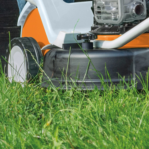 Koszenie trawników bez potrzeby opróżniania kosza Wyrzut boczny w kosiarce spalinowej STIHL RM 3 RT