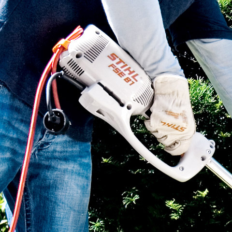 Brak przypadkowego odłączenia przewodu Zaczep przewodu elektrycznej podkaszarki STIHL FSE 71