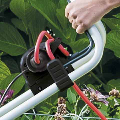 Solidnie zamocowany przedłużacz Zintegrowane zabezpieczenie do mocowania przedłużacza w kosiarce elektrycznej STIHL RME 339 C