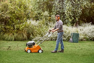 Wyposażony w mocny silnik wertykulator spalinowy STIHL RL 540 